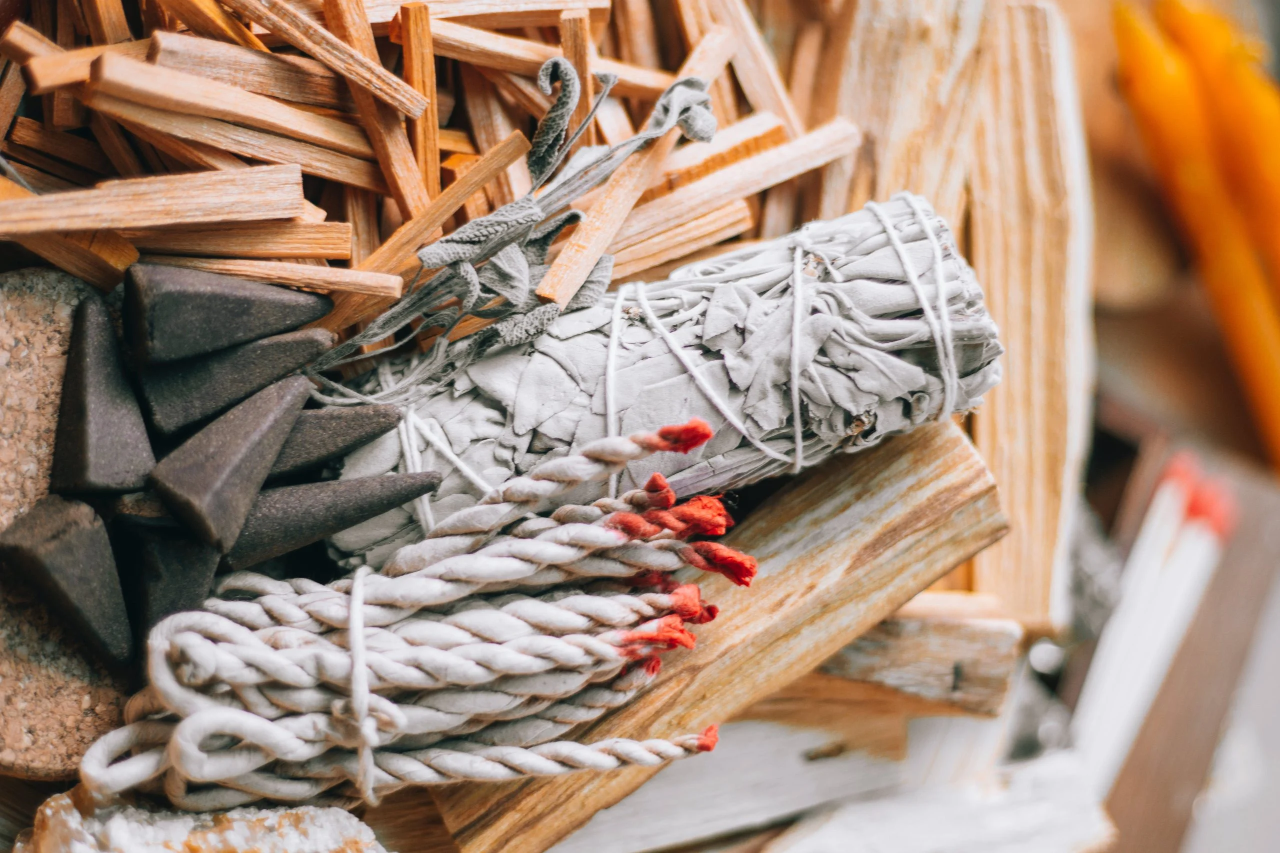 Sandal ağacı ve Palo Santo çubukları, adaçayı demeti ve iple sarılmış tütsü demetleri