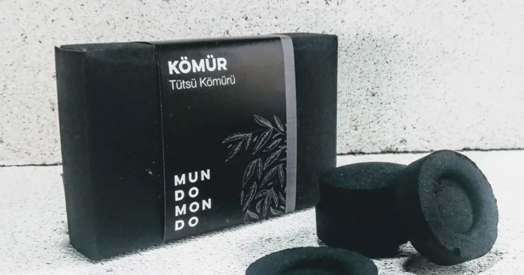Tütsü Kömürü Nedir, Nasıl Yakılır? Sumsuk Kömürü Rehberi Kum dolu kapta kullanılan Mamuxa tütsü kömürü paketi ve tabletleri