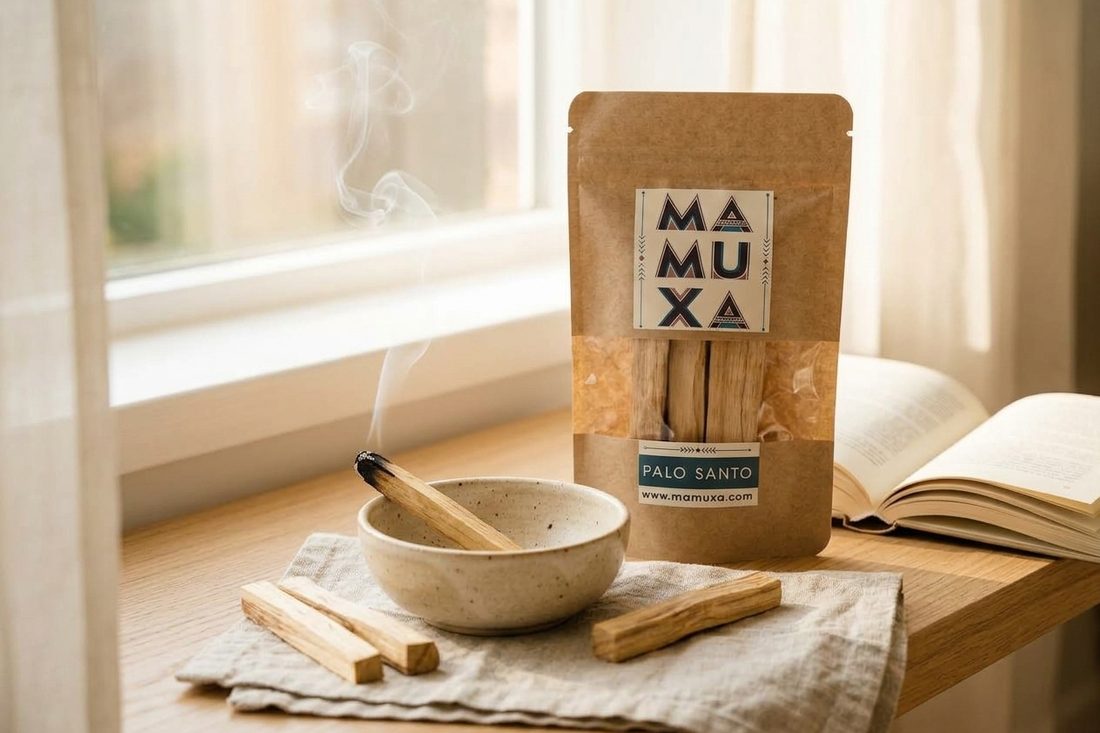 Okuma köşesinde açık kitap, Palo Santo paketi ve seramik kâsede tütsülenen Palo Santo